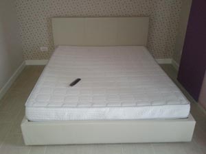 beli bracni krevet sa daljinskim